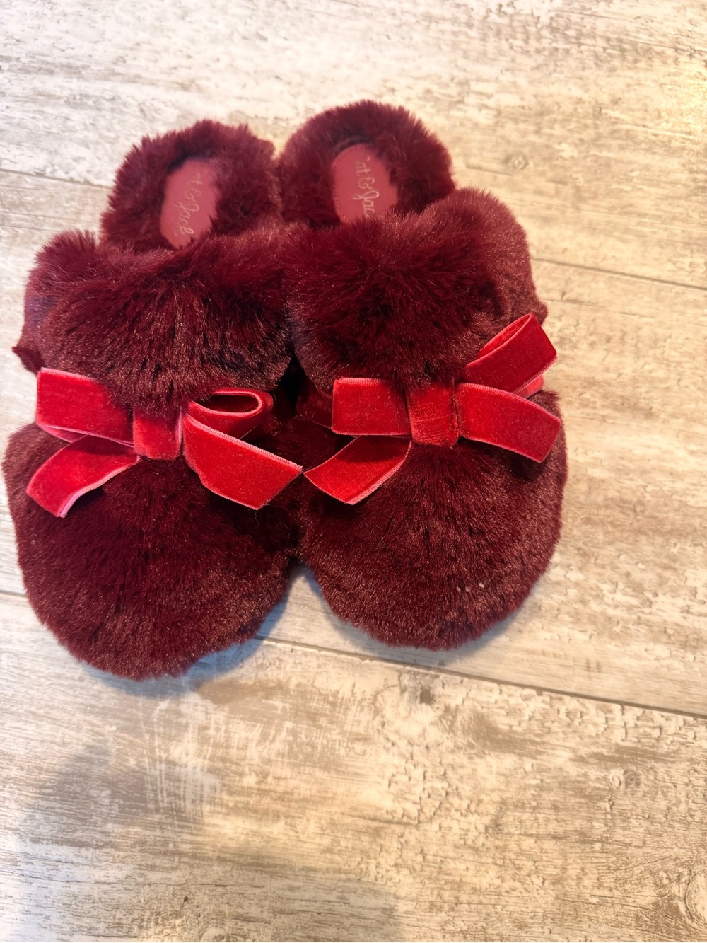 Cat & Jack Girls Plush Bow Slippers in Burgundy